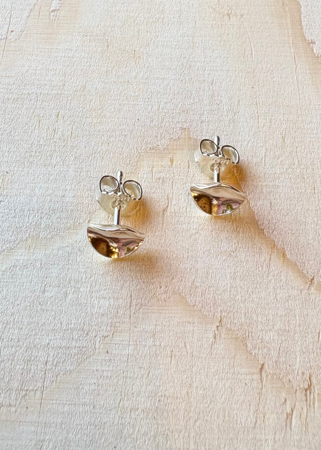 Abstrakti korvakorut hopea
